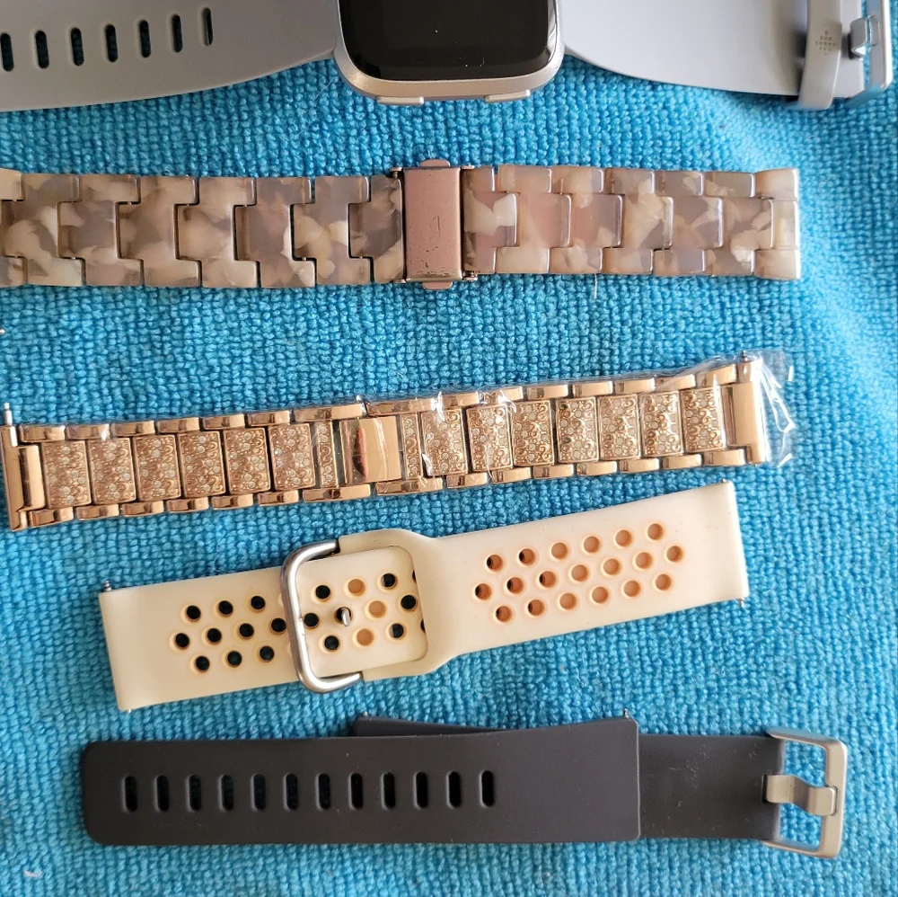 fitbit Versa  Smartwatch - Silver Case with Light Gray Band